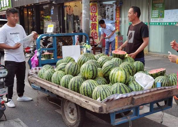 在小县城摆地摊卖什么比较好？小县城开店项目-图1